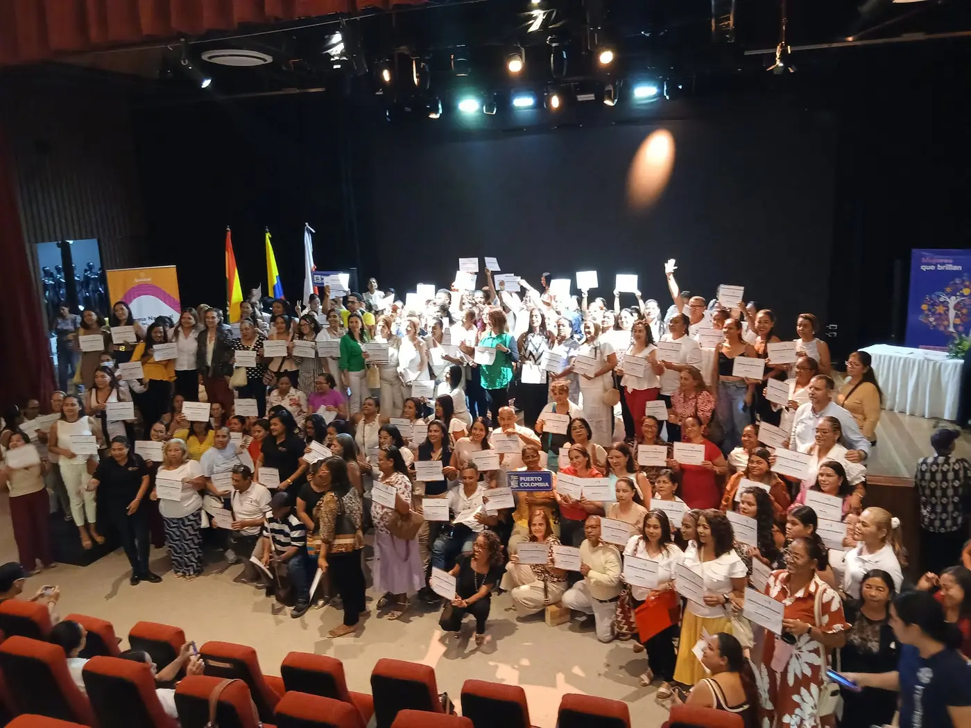 Grupo de beneficiarios y equipo FUNSEDEBI en celebración decembrina