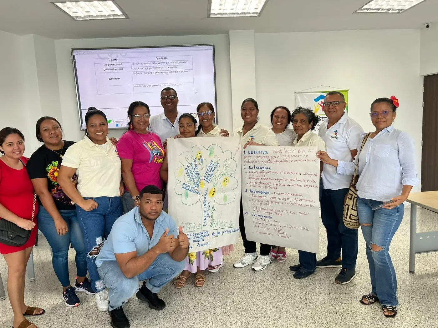 Adultos mayores compartiendo en un juego de dominó en la calle